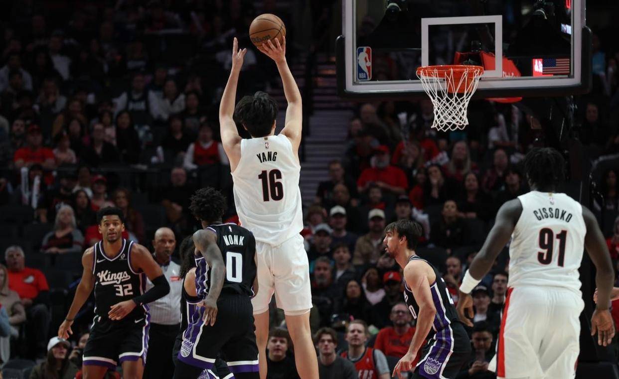 新奥尔良鹈鹕训练开放日，国际比赛日官宣签约引欢呼，CBA季后赛在即，资深球员宣示担当的简单介绍